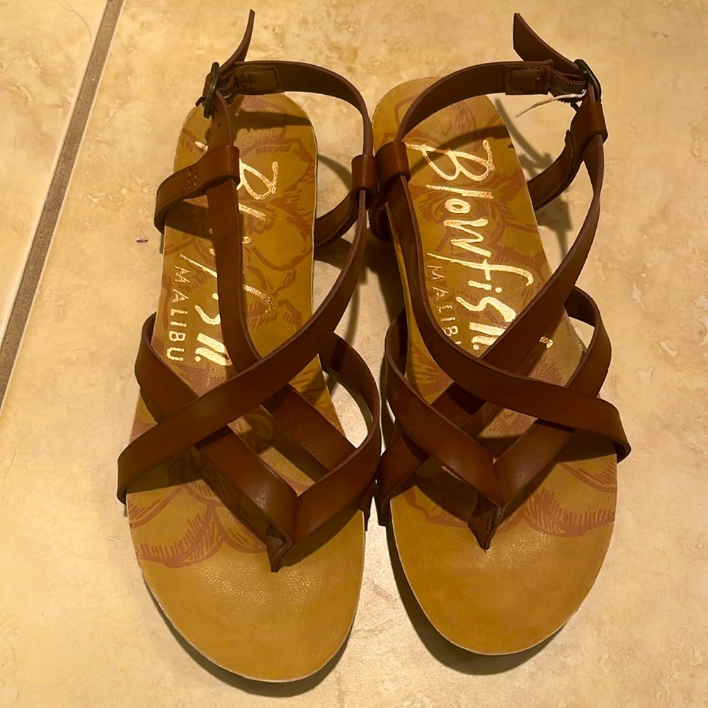 Adorable brown leather beach sandals.